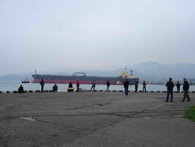 Рыбаки на причале