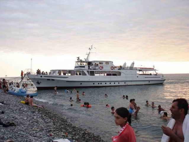 Прогулочный катер на пляже