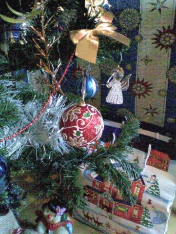 игрушки на ветке