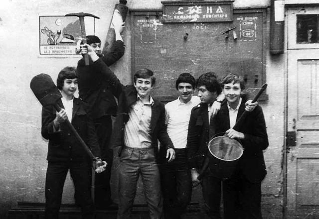 Хулиганы на школьном дворе