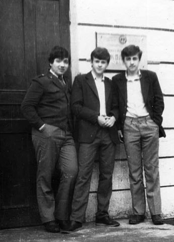 На фоне школы...