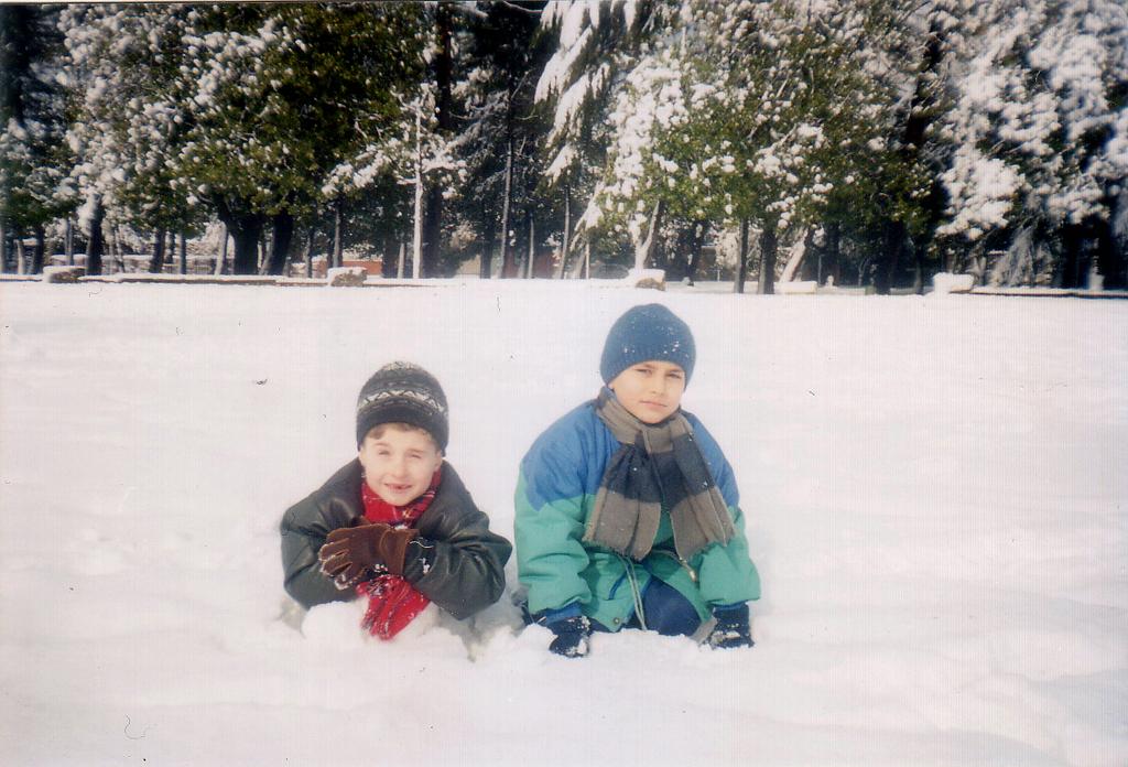 Тимка и Мишка в снегу. Батуми, зима-2004