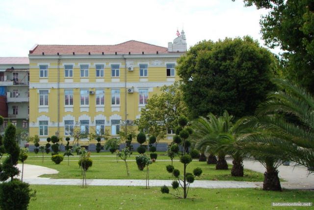 Угол ул.Гогебашвили и Ленина, сквер перед драмтеатром