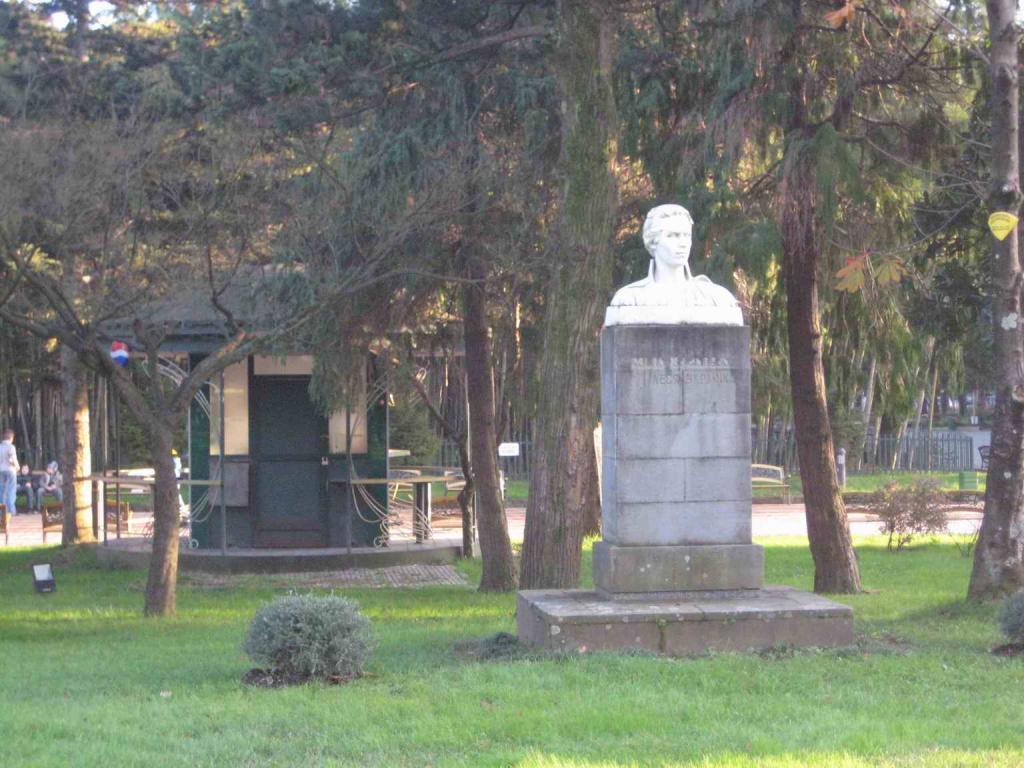 Памятник Леси Украинки в Батуми