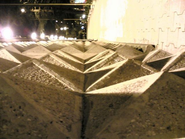 СТЕНА ПИРАМИД. БАТУМИ. 2007