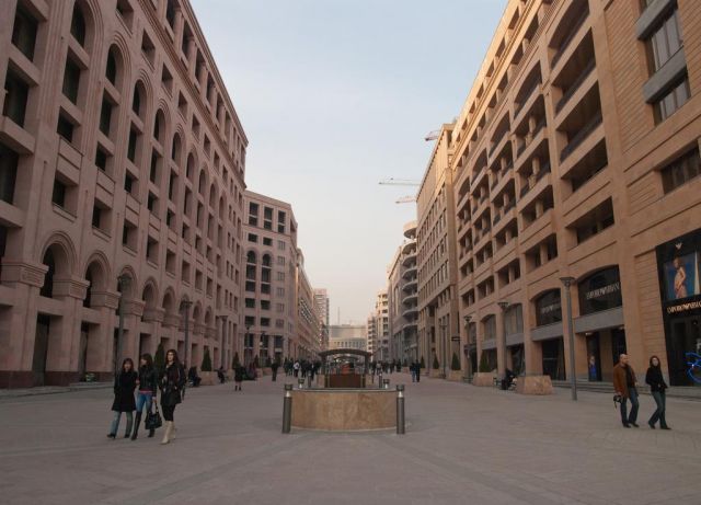 Это Северный проспект. Мне он не нравится, каларит Еревана п