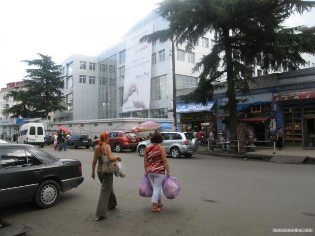 -Мамаша,базар в другом месте...