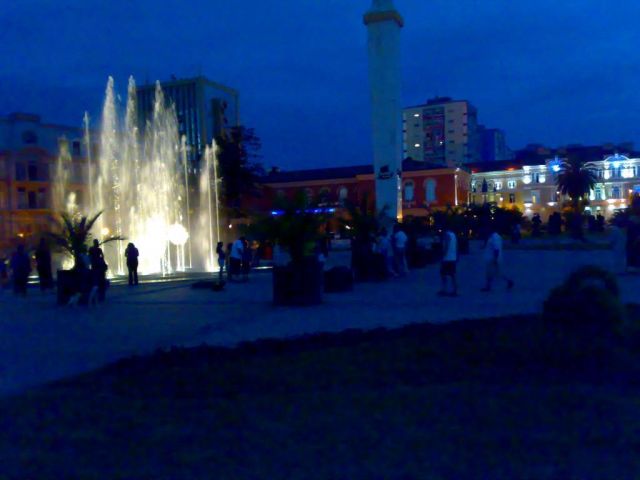 ночь, жара, фонтан....
