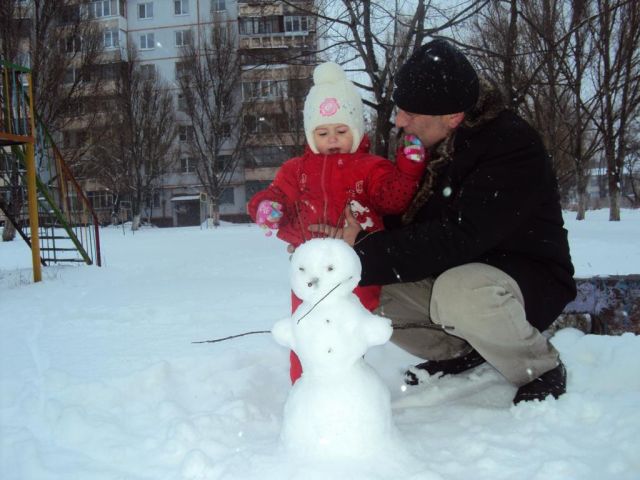 Арина с папой на прогулке