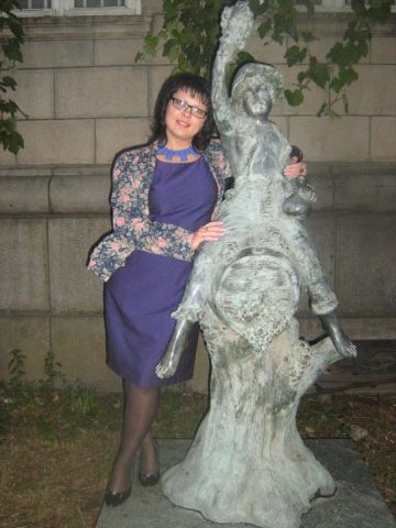 возле дома Лары..