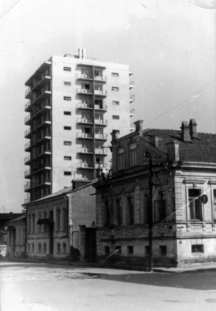 На углу б.улиц Церетели и Либкнехта,1968г.