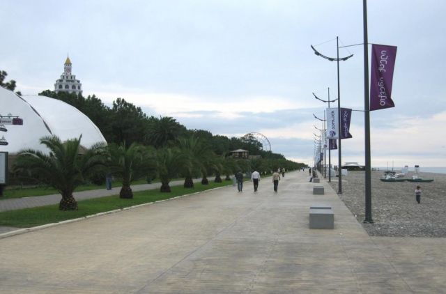 Пальмовая аллея на Бульваре вдоль пляжа