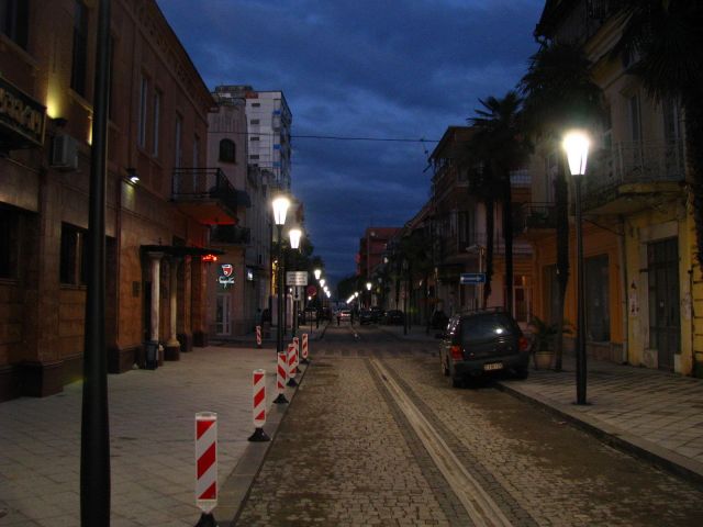 Слева - hotel "Alik", справа - кинотеатр "Интернационал"