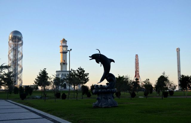 Пора батумскому ДЕЛЬФИНУ приварить новый зонт