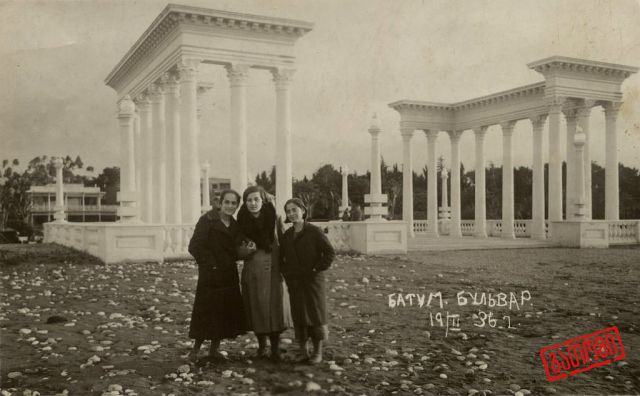 Батумъ Батуми , 30-е годы, море было очень близко от колонады