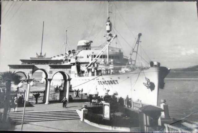 Батумъ Батуми , "Ленсовет" у причала морвокзала