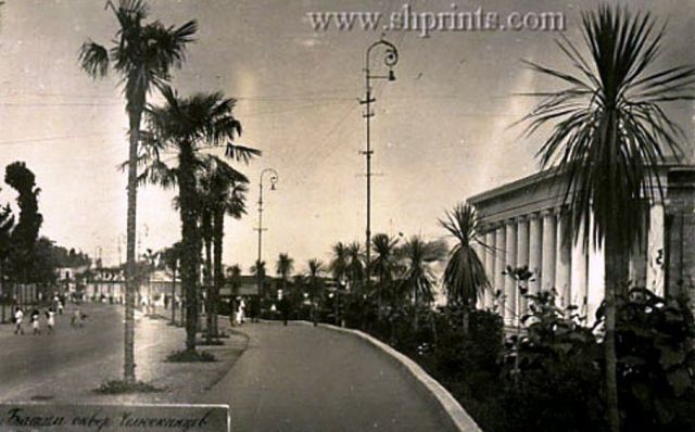 08071109   30-е годы,Набережная.Справа здание Капитана порта,которое в  XXI веке станет составной частью кафе "Санапиро"