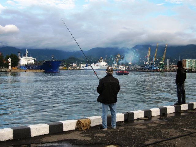 IMG 7478       Рыболовы-любители (снимал в октябре 2010 года).