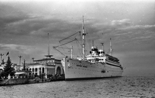 0 e50de 5f8c73cb XXL       "Адмирал Нахимов" в Батумском порту