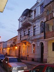 33333.jpeg     Бывшая ул Камо (ныне Мелашвили).Дом дореволюционной постройки г-на Ксандопуло.В послевоенные годы в этом доме проживали офицеры ВМС СССР с семьями.